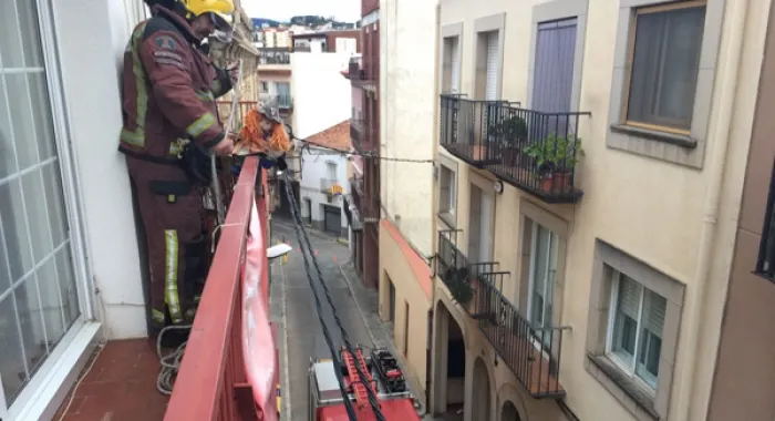 Els Bombers han fet aquest matà una actuació al carrer Sant Pere