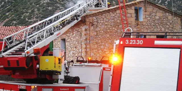 Un foc calcina una xemeneia al Pujal de Cabó