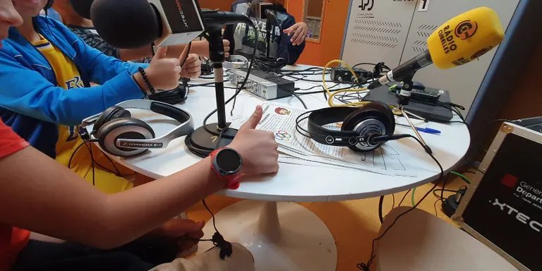 Ràdio Cubelles inicia una nova temporada de les ‘Tertúlies Educatives’ amb l’alumnat de cinquè de les escoles del municipi