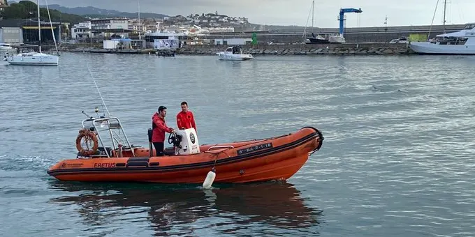 Més embarcacions s'uneixen a la recerca del pescador desaparegut dijous passat a alta mar