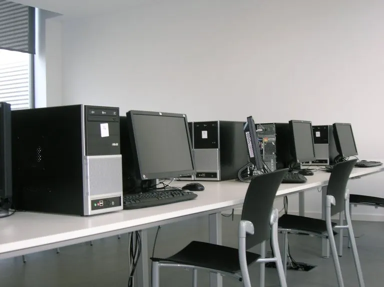 L'Ajuntament promourà a Pineda la formació d'adults per ús d'ordinadors per combatre l'escletxa tecnològica