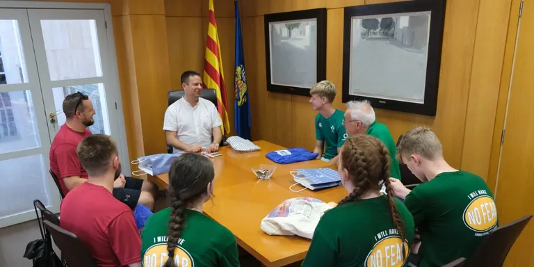 L’Associació Family Bridges, rebuda per l’alcalde de Cambrils
