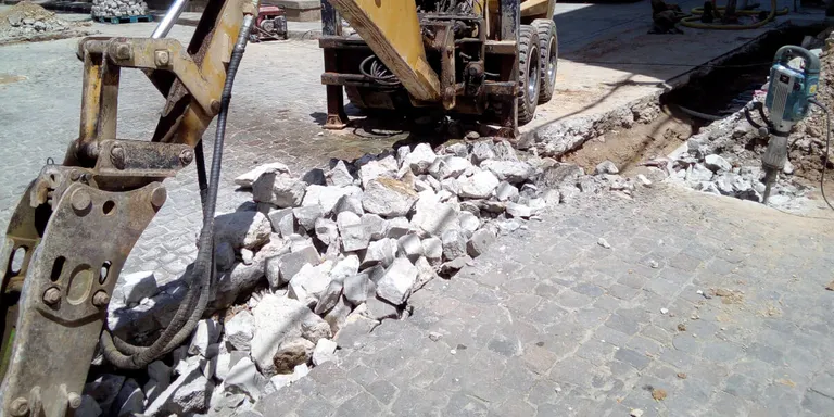 Una fuita d'aigua a la Plaça del Mercadal obliga a tallar el trànsit a la plaça