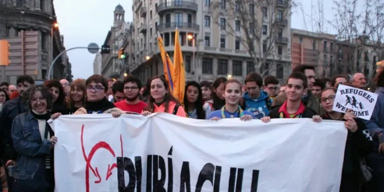 Un centenar de rubinencs participen a la manifestació “Volem acollir”