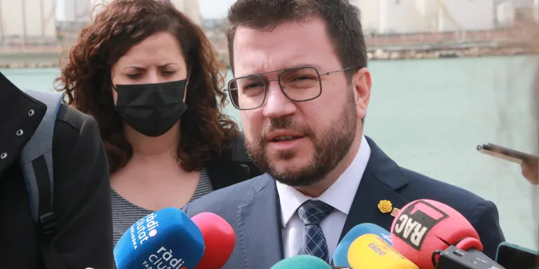 Aragonès defensa la modificació de la llei de política lingüística i diu que garanteix el català a l'escola