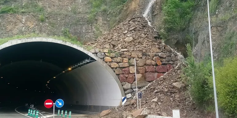 Esllavissada a la carretera N-145, al túnel del Bordar