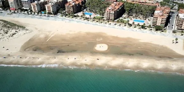 Costes es compromet a resoldre el problema del bassal a la platja de la Paella de Torredembarra aquest desembre