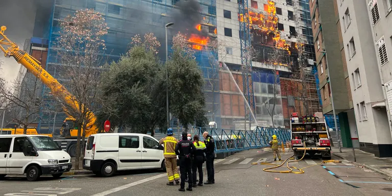 Extingit l'incendi a l'antic centre comercial Del Llac Center de Sabadell