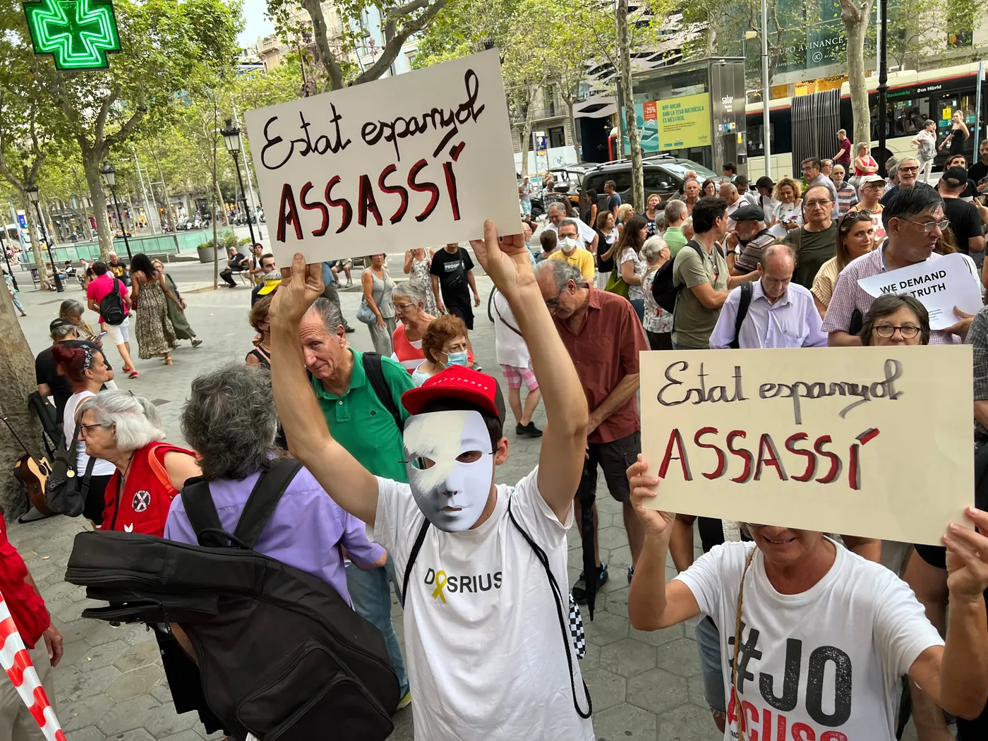 Concentrats amb pancartes acusant l'Estat d'estar darrere del 17-A.