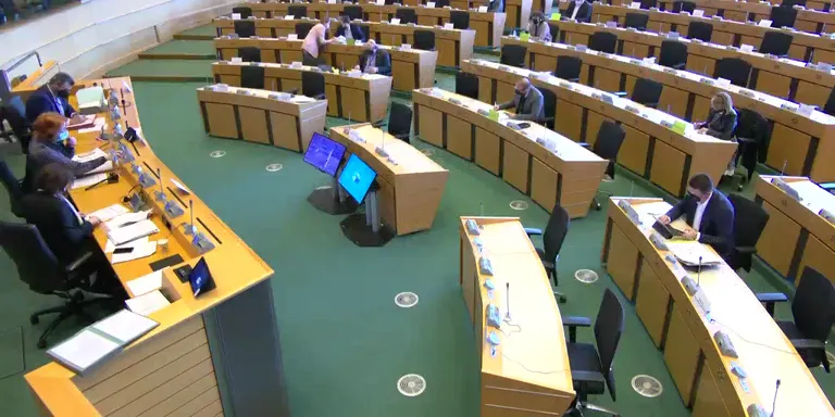 JxCat i ERC parlen català a l'Eurocambra per reivindicar la seva oficialitat i Montserrat (PP) els interromp