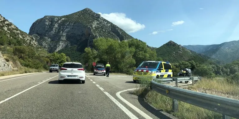 Tres ferits, un d'ells crític, en un accident entre motocicletes a la C-14 a Coll de Nargó