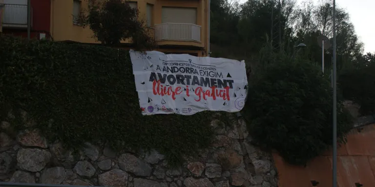 Instal·len pancartes a la Seu per reclamar la despenalització de l'avortament a Andorra