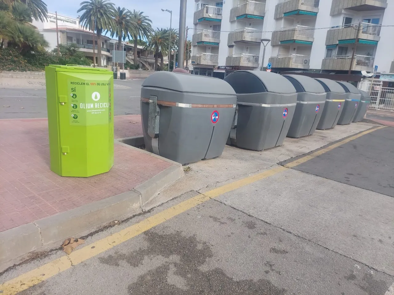 Cambrils disposa de quatre nous contenidors per a la recollida d’oli vegetal usat