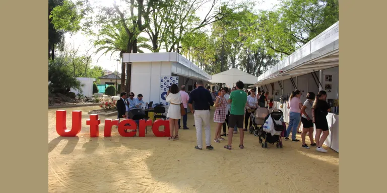 'Utrera es Cultura' se pasea por la nueva Feria del Libro de Utrera