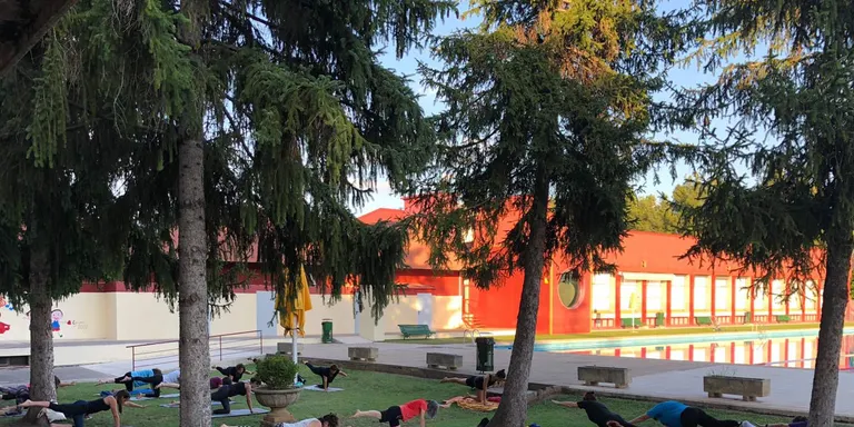 Les piscines municipals de Solsona recuperen el ioga a la fresca amb bany nocturn