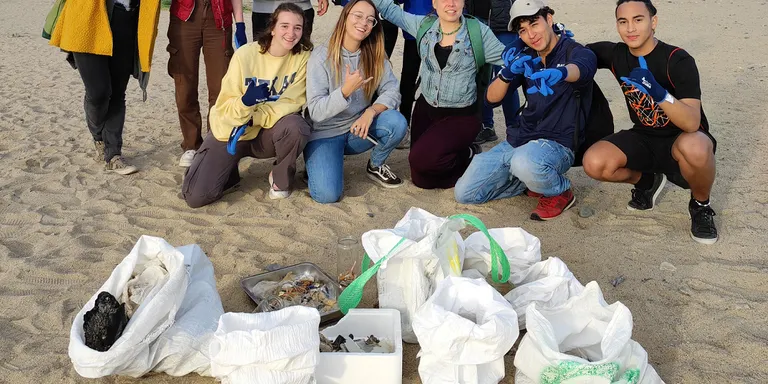 Un grup de joves recull més de 450 objectes residuals a la platja de la Riera de Cambrils