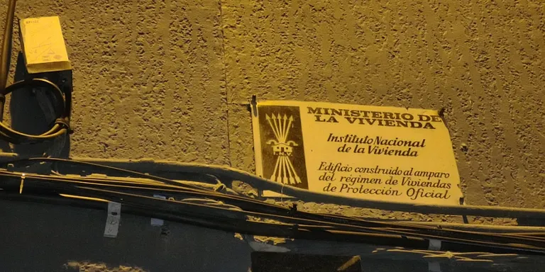 Una dotzena de pisos de Rubí mantenen les plaques amb simbologia franquista
