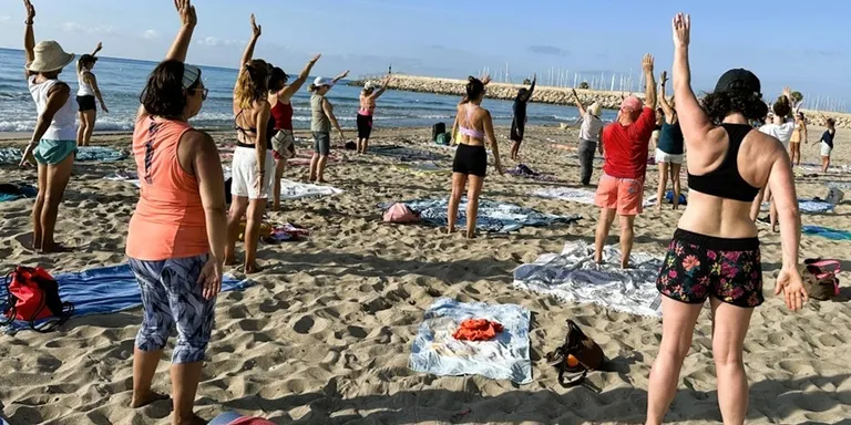 Bona acollida de la gimnàstica de manteniment a la platja de la Paella