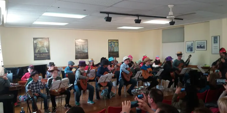L'Escola Municipal de Música Joan Valls comença el curs 2019-2020 conjuntament amb les escoles i instituts de Caldes. A més dels cursos consolidats, aquest any l'escola presenta la creació d'una nova coral d'adults