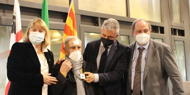 Garriga lliura la Creu de Sant Jordi al poeta Antoni Canu a l'Alguer