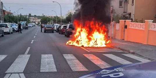 Un vehicle crema totalment a l'avinguda Diagonal