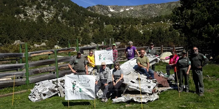 Retiren a Guils de Cerdanya les restes d'una avioneta accidentada l'any 1965