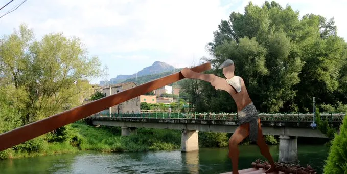 Una nova escultura de més de 5 metres homenatja els raiers al Pont de Claverol