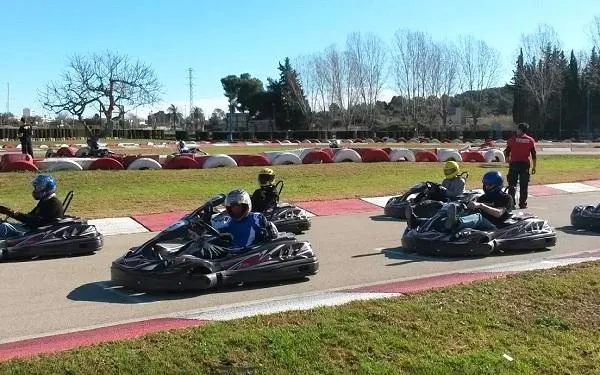 Una trentena de persones donen el tret de sortida a Altafulla a les Kàrting Series 2016