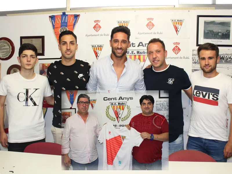 Cinc de les sis incorporacions del primer equip i el nou corrdinador de la base amb el president de