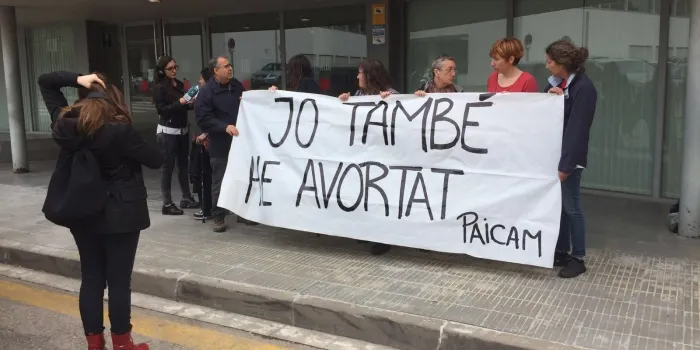 La PAICAM es concentra en solidaritat a una dona maltractada als jutjats d'Arenys
