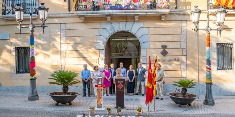 El grup de dones teixidores dels tendals protagonitzen la lectura del manifest de la Flama del Canigó