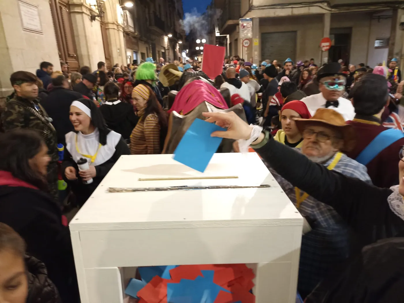 Alta participació en una Rua de Carnaval centrada en les eleccions municipals