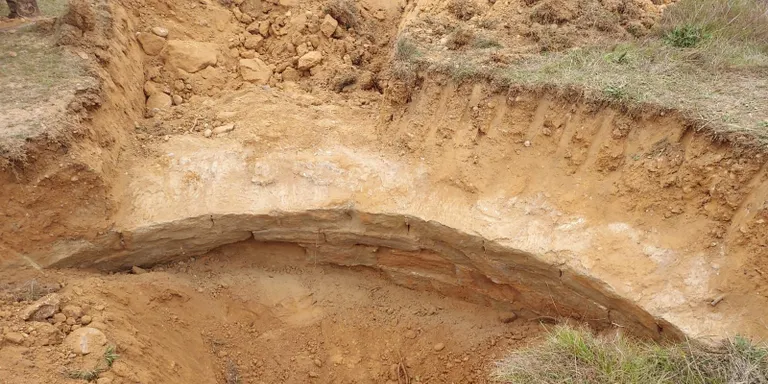 Troballa històrica a Alfarràs després que un veí hagi descobert per casualitat un antic pou de gel
