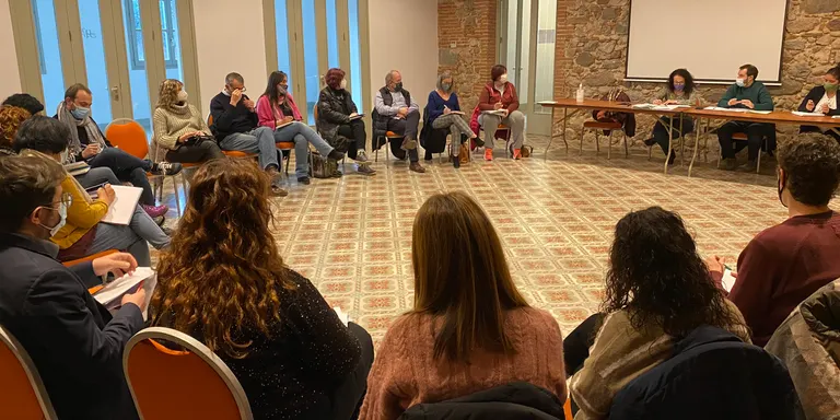 En la primera reunió presencial en dos anys, el Consell Escolar Municipal tanca files davant la possible reducció d'una línia de P3 a l'escola Montbui