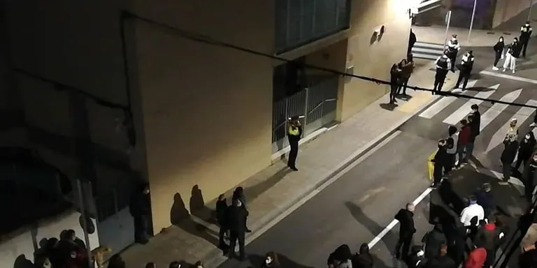 Valls es concentra contra l’empresonament de Pablo Hasél