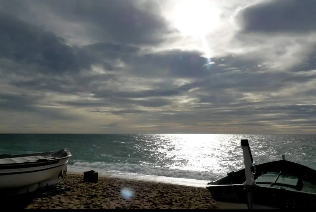 Un dia més de núvols baixos al litoral