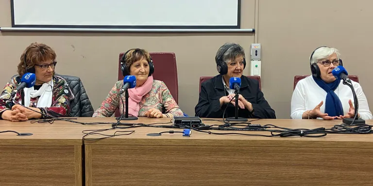 Les filadores de la fàbrica d'Alfarràs entrevistades pels alumnes de sisè de l'Escola Pinyana
