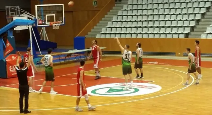 Moment del partit ( Foto: Arenys BÃ squet )