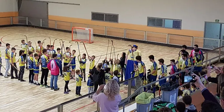 L'equip juvenil del CHPA Cadí s'acomiada de l'afició abans de disputar el Campionat de Catalunya