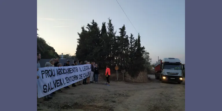 Acció aquest matí a Can Cararac de diferents veïns de Caldes en contra de que segueixin les activitats extractives a la zona