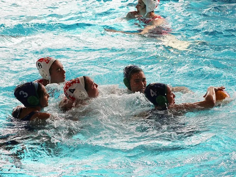 Últimes disputes de pilota de Gina Gerschovsky (dorsal 4) a la DH del waterpolo femení
