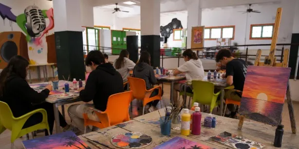 Taller creatiu de Sunset art a l'Espai Jove