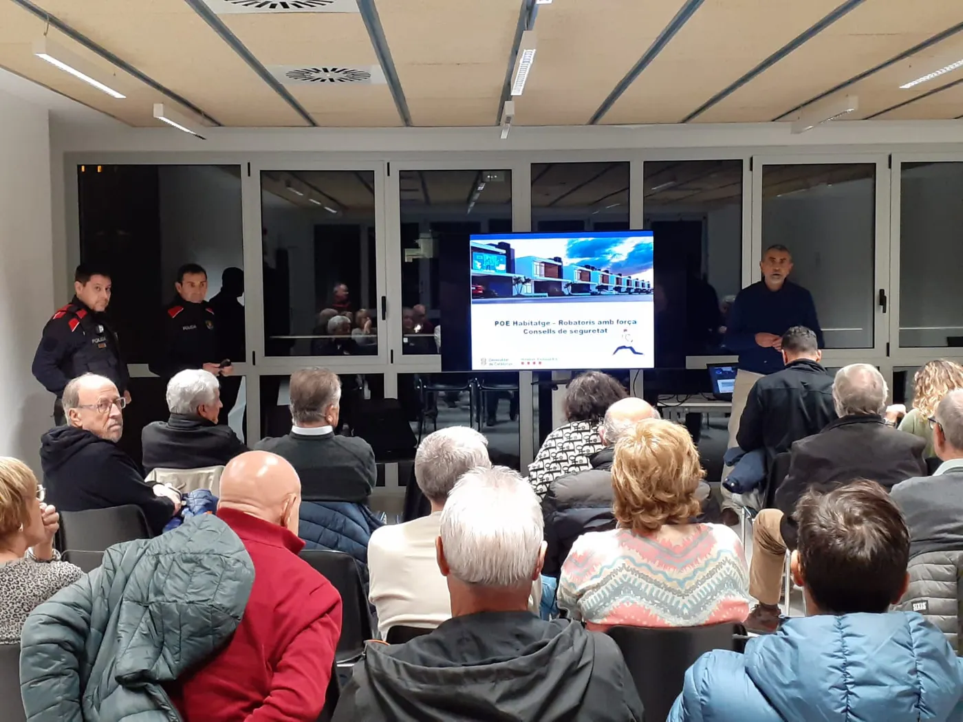 Agents dels Mossos i la Policia Local aconsellen una quarantena de veïns i veïnes de Caldes sobre prevenció de robatoris als domicilis