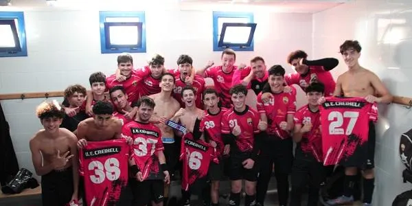 El Juvenil de la UE Creixell celebra a costa del CFB Marc Bartra ‘C’ (3-2)