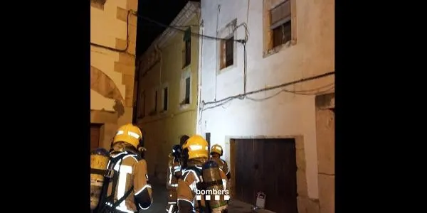 Un incendi crema la cuina d'un habitatge a tocar de la plaça del Pou d'Altafulla, al carrer Nou
