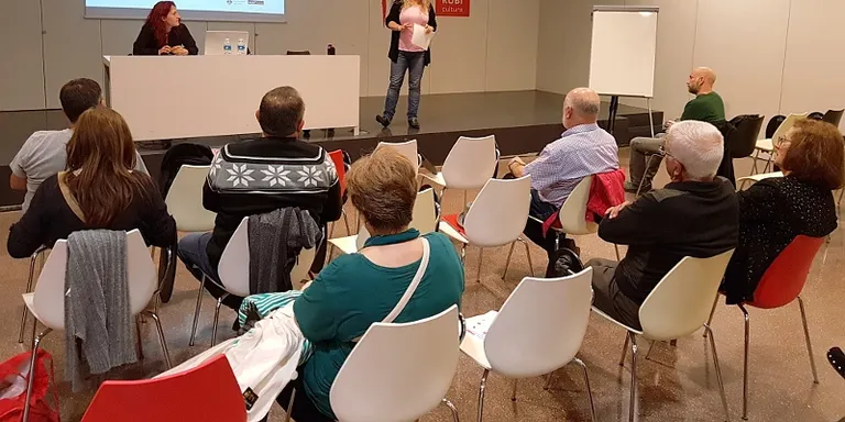 Representants d’entitats ciutadanes aprenen com fer servir el portal Participa Rubí