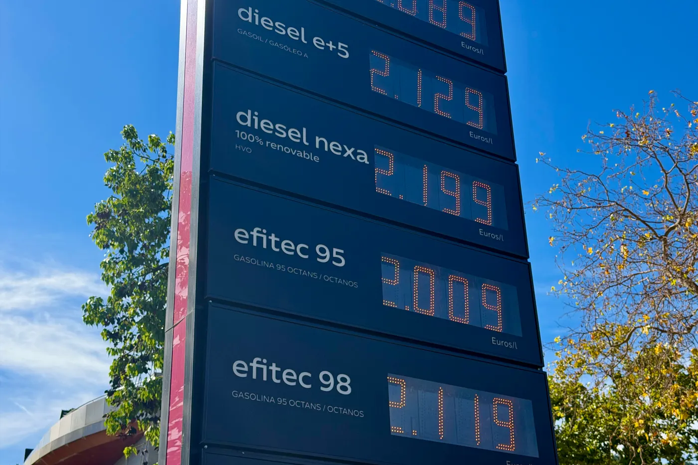 Panell de preus d'una benzinera amb la gasolina i el dièsel per sobre dels dos euros