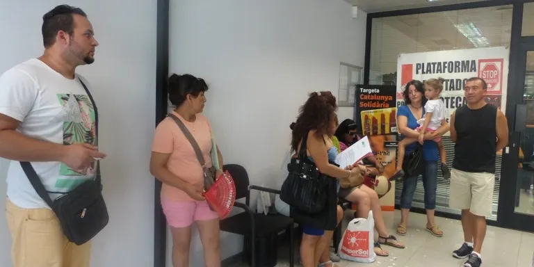 La PAH ocupa l'oficina de Catalunya Caixa de Doctor Guardiet