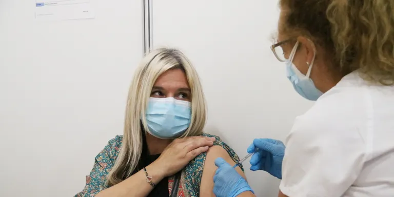 Experts diuen que "no hi ha una evidència" que avali la dosi de reforç per la població general amb pauta completa