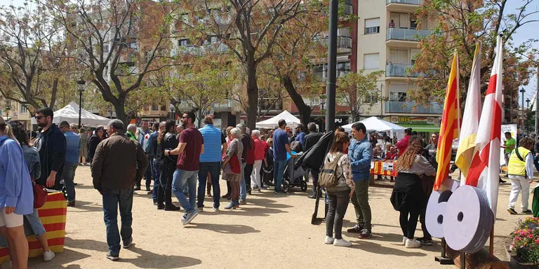 La Diada de Sant Jordi omple de gent els carrers i la rosa i el llibre tornen a ser els protagonistes